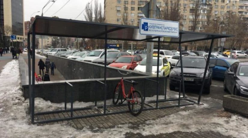 В январе 2019 года возле станций метрополитена появились пять велопарковок