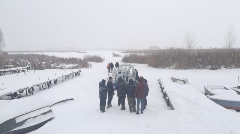 На Киевском водохранилище три человека провалились под лед во время катания на снегоходе