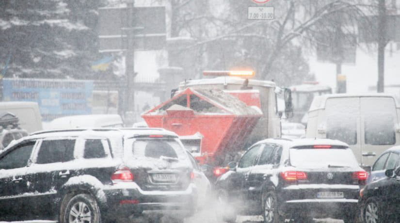 В связи с сильным снегопадом дорожные службы переведены на круглосуточный режим работы
