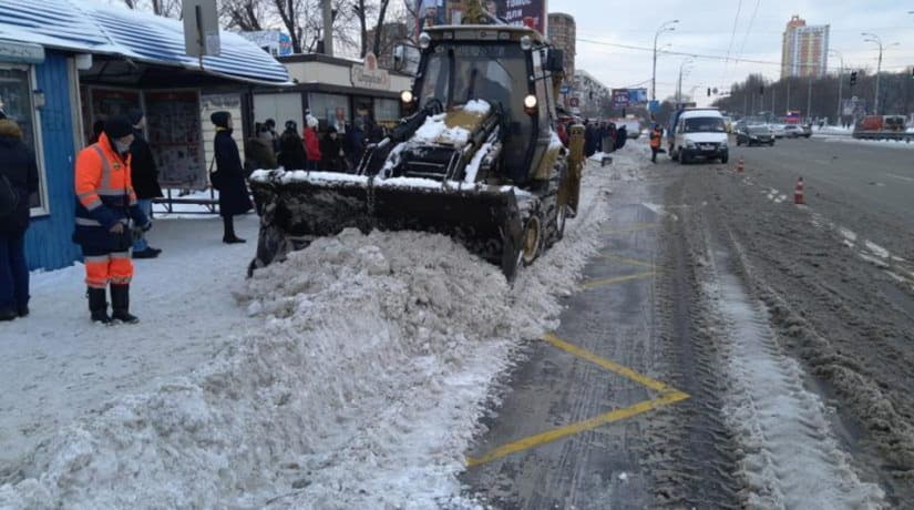 «Киевавтодор» ночью вывел на расчистку дорог Киева 406 снегоуборочных машин 74 бригады по ручной уборке