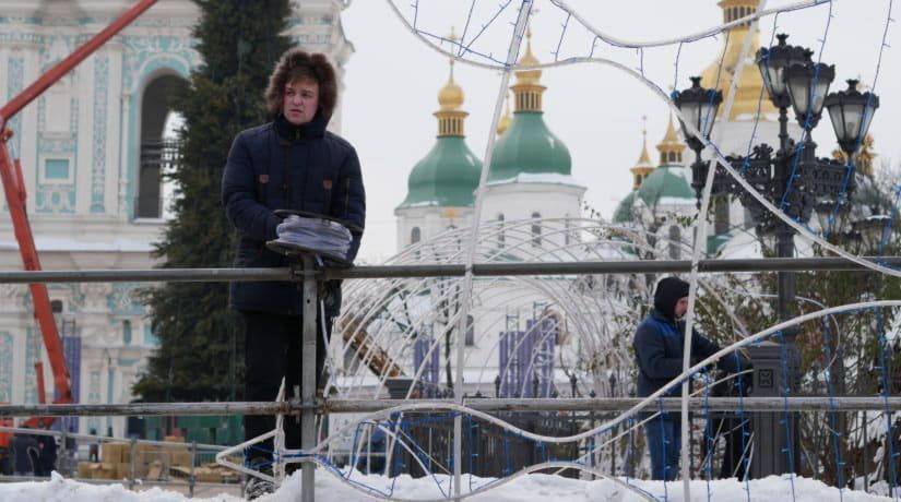 На Софийской площади демонтируют главную елку страны
