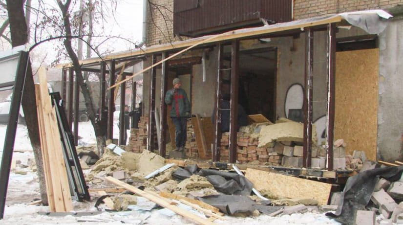 пристройка туалета к деревянному дому. временная крыша для пристройки. снесли дом улица дадаева. демонтаж веранды. демонтаж пристроек.