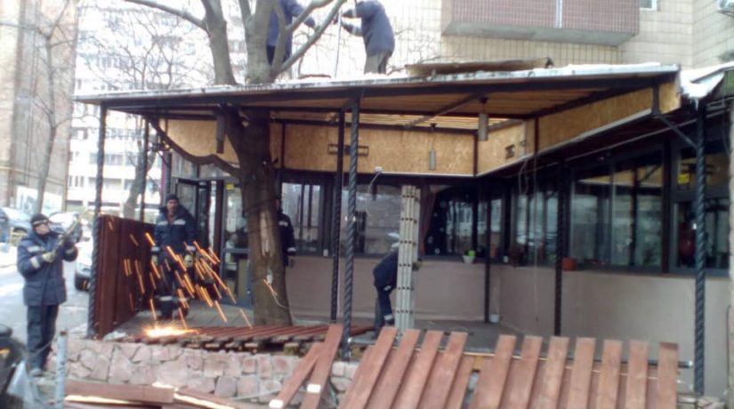 За неделю в Киеве демонтировали шесть незаконных временных сооружений