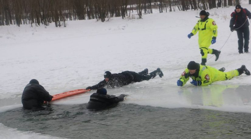 На реке Десенка спасли рыбака и двух полицейских, провалившихся под лед