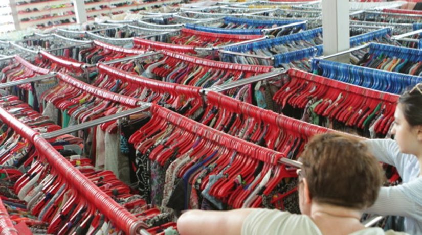 В Буче открылся банк бесплатной одежды
