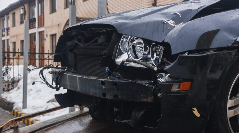 На улице Житней водитель Chrysler умер за рулем и въехал в забор