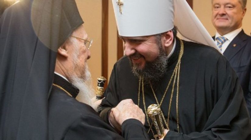 Вселенский патриарх вручил Томос предстоятелю Православной церкви Украины