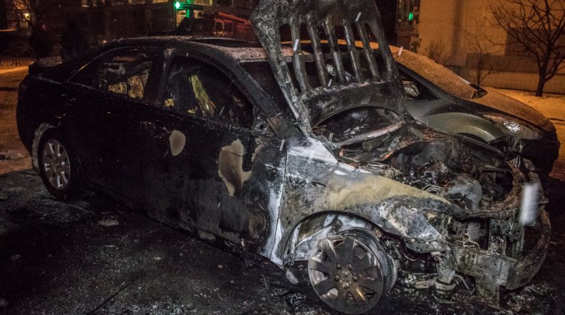 В Деснянском районе горели три автомобиля