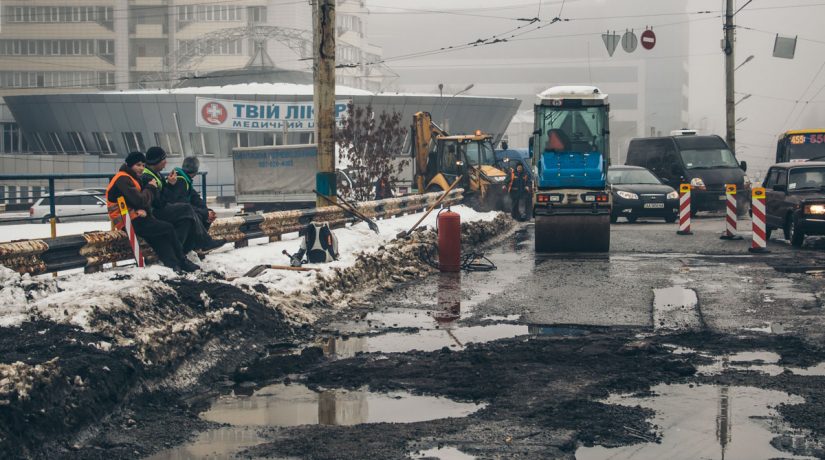 На Шулявском путепроводе начался аварийный ремонт асфальтобетонного покрытия