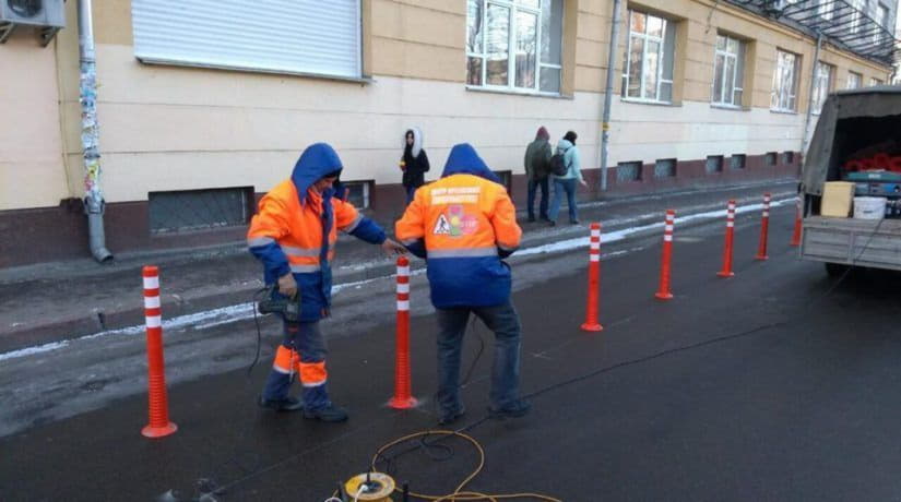Возле дворца «Украина» сделали невозможной стихийную парковку