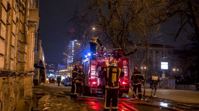 Возле кинотеатра «Киевская Русь» снова горело старое здание
