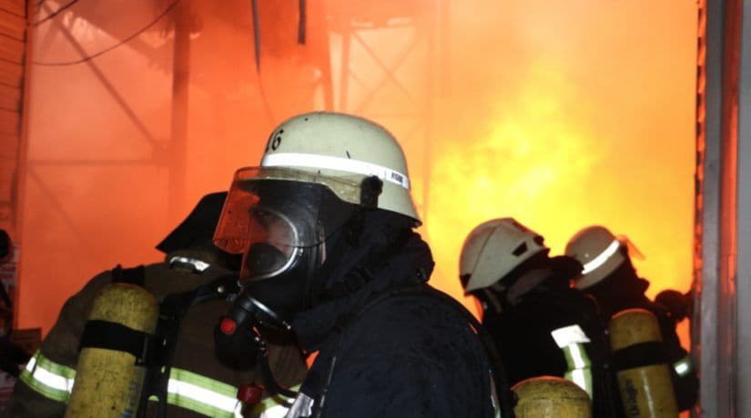 Спасатели ликвидировали пожар на складах возле станции метро «Лесная»