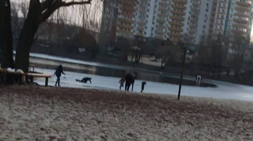 На озере Тельбин спасли провалившихся под лед детей