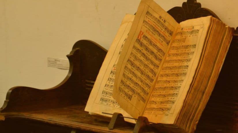 В галерее «Печерская» открылась выставка старинных музыкальных инструментов