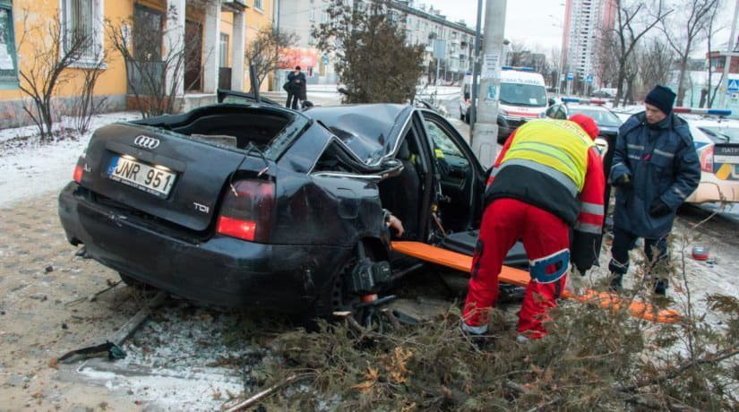 В Днепровском районе Audi въехал в столб возле остановки, зацепив пешеходов