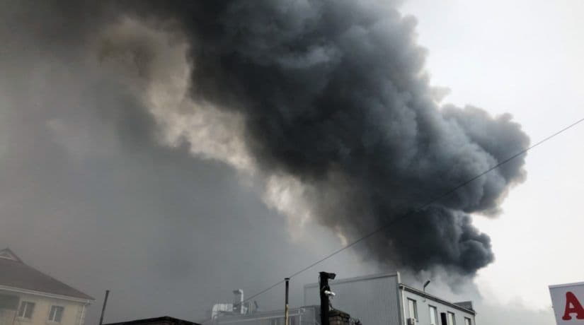 Возле станции метро «Лесная» произошел пожар на складах