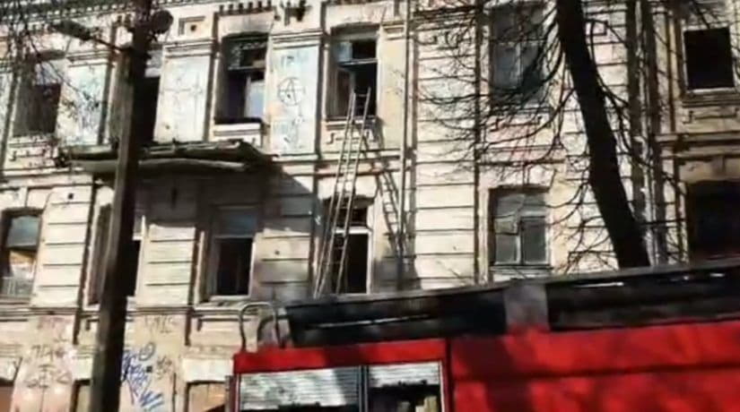 На улице Сечевых Стрельцов второй раз за сутки горит старое здание