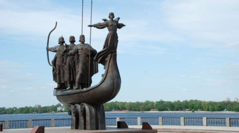 Вандалы ободрали медную обшивку на памятнике основателям Киева