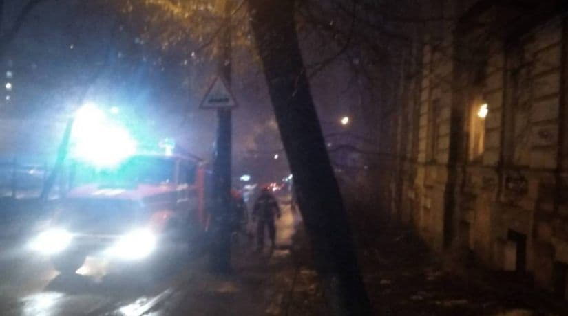 Возле кинотеатра «Киевская Русь» загорелось старое здание