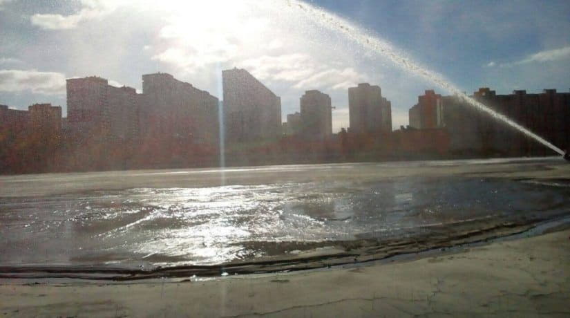 Из-за пылевых облаков золоотвал в Дарницком районе поливают водой