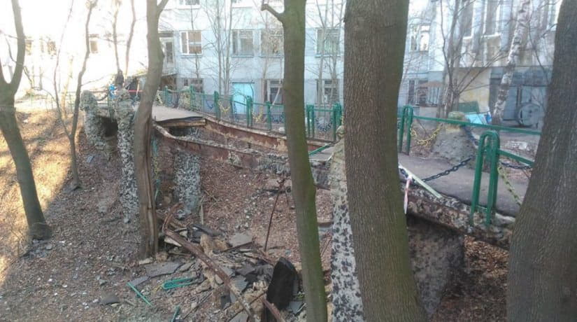 На территории Института педиатрии в Киеве обвалился пешеходный мост