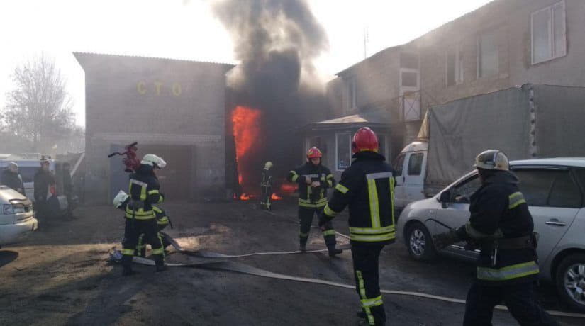 На улице Карбышева в результате пожара на СТО работник получил ожоги