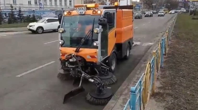 «Киевавтодор» начал убирать улицы города от песка и мусора