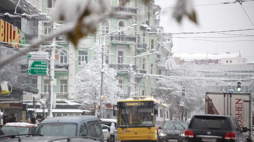 В Киеве эвакуаторы начали активно вывозить автомобили нарушителей