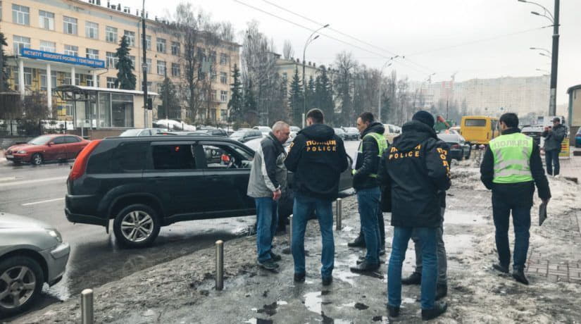 На улице Васильковской неизвестные напали на водителя и украли сумку с деньгами