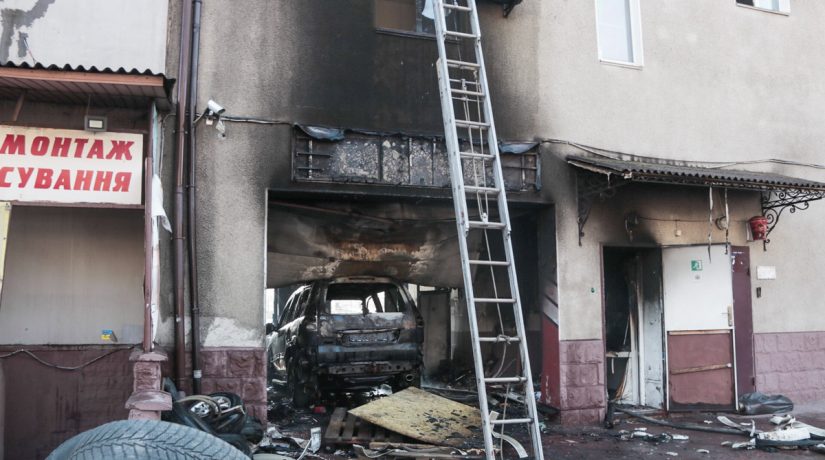 В Подольском районе ремонт автомобиля закончился пожаром на СТО