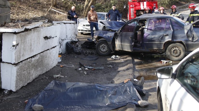 На Подоле Daewoo Nexia разбилась о бетонное ограждение, погиб пассажир