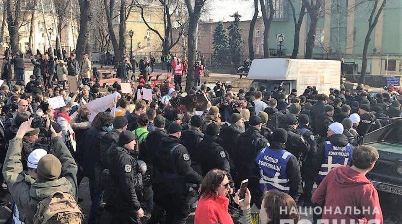 Правоохранители предупредили драку между участниками акций в центре Киева