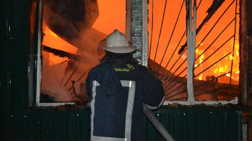 Под Киевом всю ночь тушили пожар в производственно-складском помещении