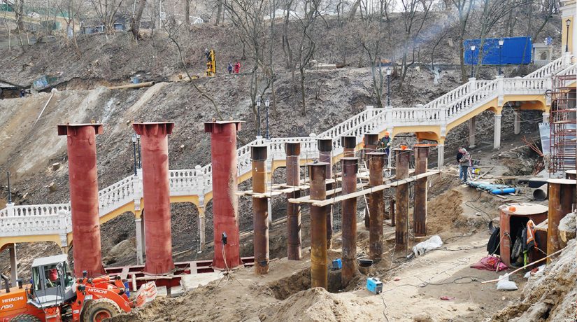 Киевляне обеспокоены вырубкой деревьев под строительство пешеходного моста