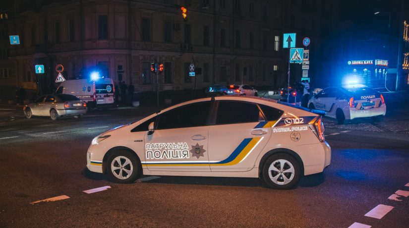 В центре Киева в результате ДТП машина снесла светофор
