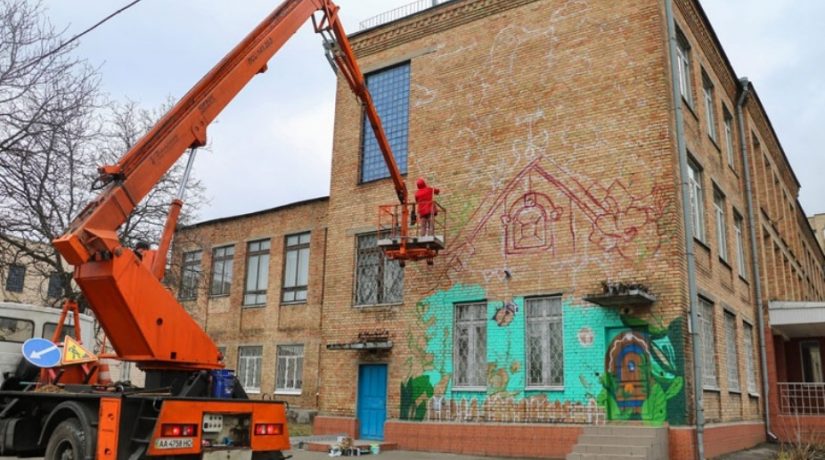 Фасад Соломенской гимназии-интерната украсит сказочный мурал