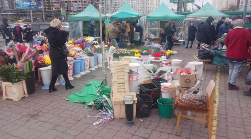 Возле станции метро «Минская» убрали палатки с цветами