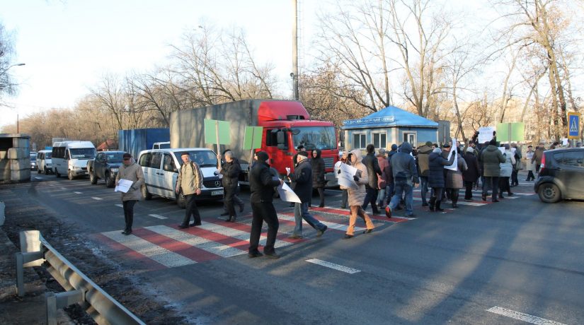 Киевляне из-за строительства канализации перекрывали Одесскую трассу