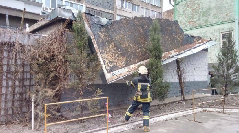 Ветер в Киеве срывает крыши и утеплитель, валит деревья, столбы и остановки