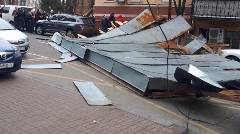 Возле станции метро «Золотые Ворота» кусок крыши упал на автомобили