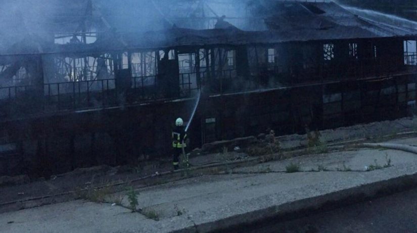 В Киеве сгорела двухэтажная баржа