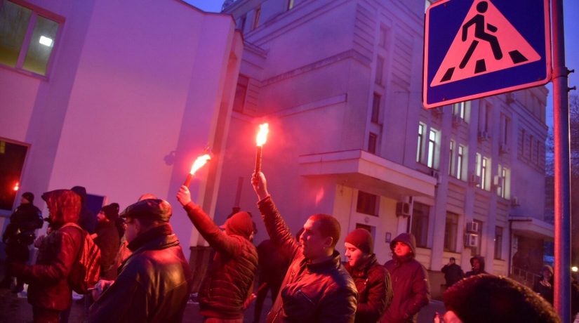 Активисты зажгли фаеры под зданием МВД во время акции протеста