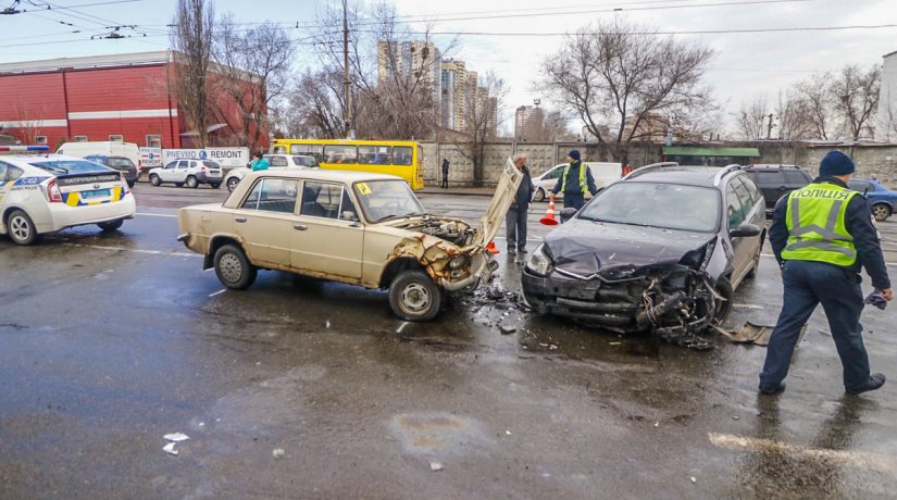 В Дарницком районе водитель Citroen сбил женщину с ребенком и въехал в «Жигули»