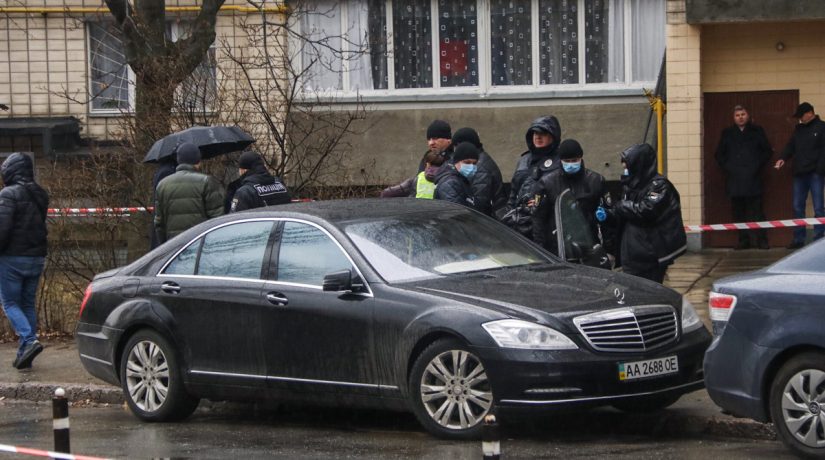 В Днепровском районе мужчина в полицейской форме застрелил водителя Mercedes
