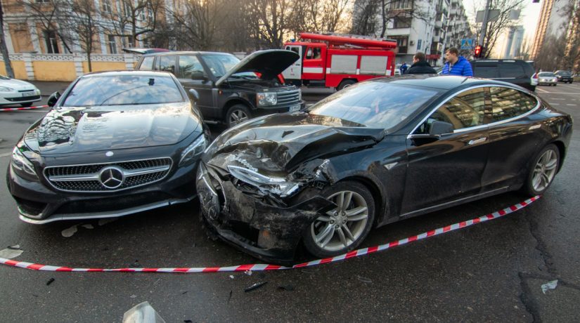 В центре Киева столкнулись Tesla, Range Rover и Mercedes