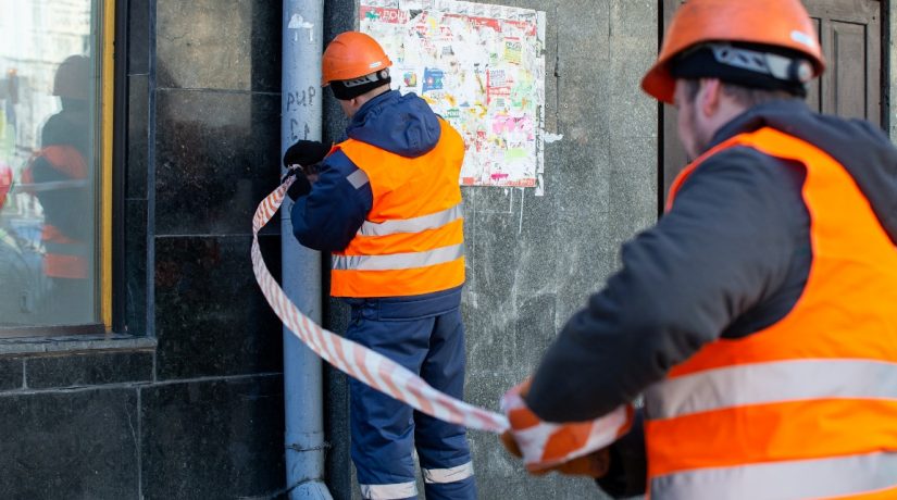 Бригади “Київреклами” цього тижня демонтуватимуть незаконні вивіски у трьох районах