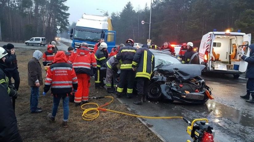 В Киеве столкнулись грузовик и Chevrolet: пострадали пять человек