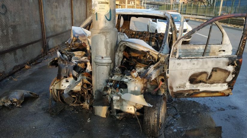 На улице Жилянской Renault врезался в столб и сгорел
