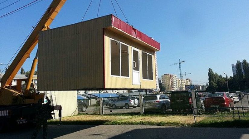 В Дарницком районе владельцев обязали демонтировать более ста незаконных МАФов