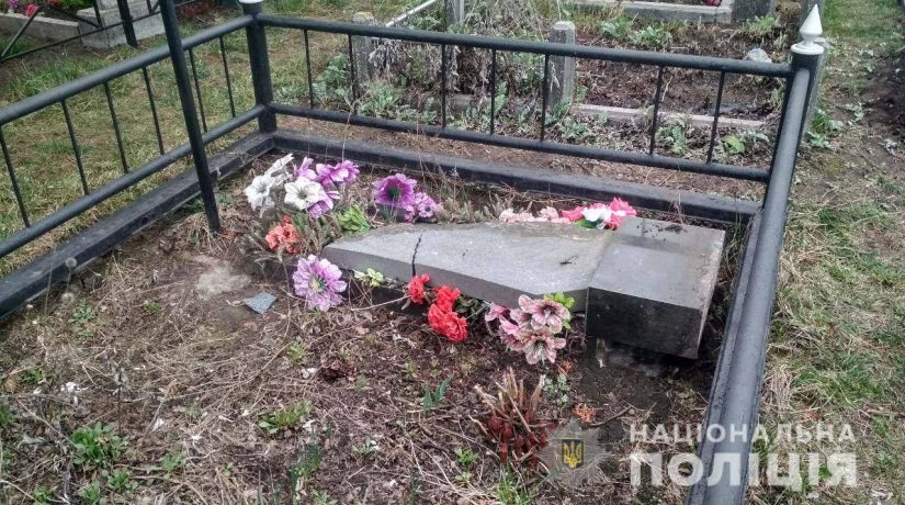 В Киевской области четверо малолетних хулиганов совершили погром на кладбище
